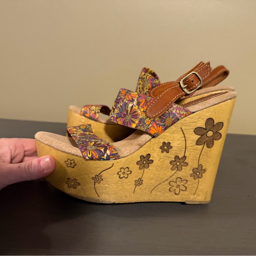 Sbicca Fabiana Retro Platform Floral Multi-Color Wedge Sandals - Picture 5 of 9